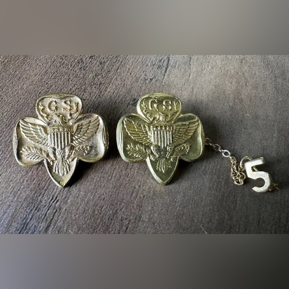Lot of 2 Vintage GIRL SCOUTS Membership Pins Eagle 4 Star SHIELD Trefoil/5 Year - Picture 1 of 3